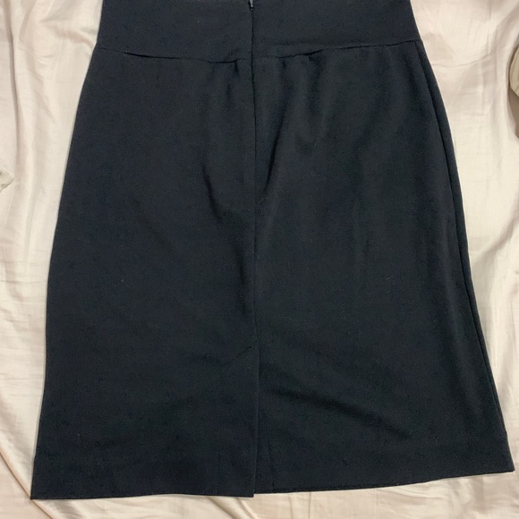 Joe Fresh size 4 women’s black skirt with zipper at the back - Picture 2 of 6